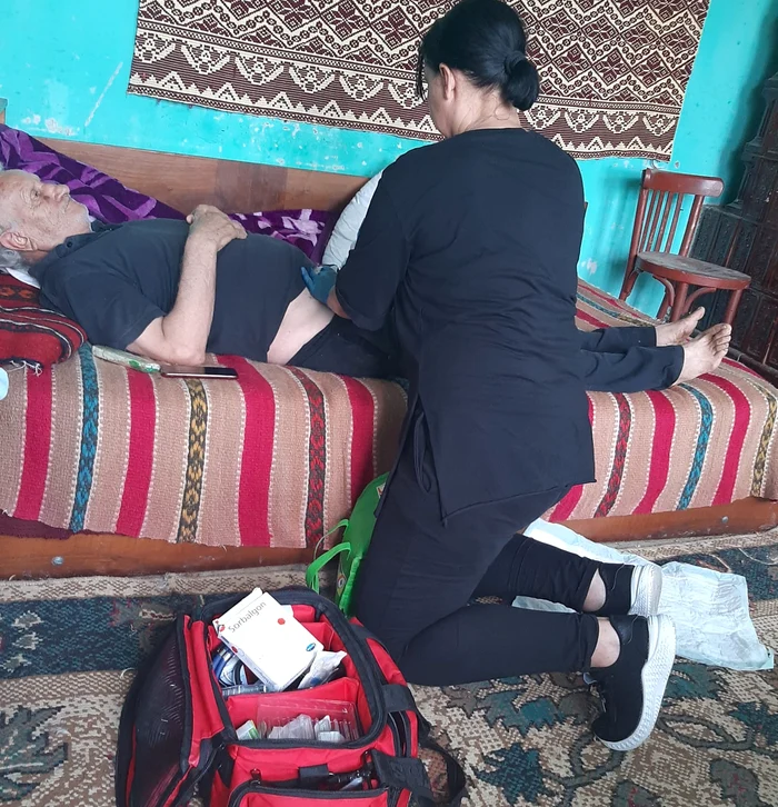 Serviciile medicale la domiciliu fac parte din activitatea zilnică a asistentului FOTO: arhiva C.B.