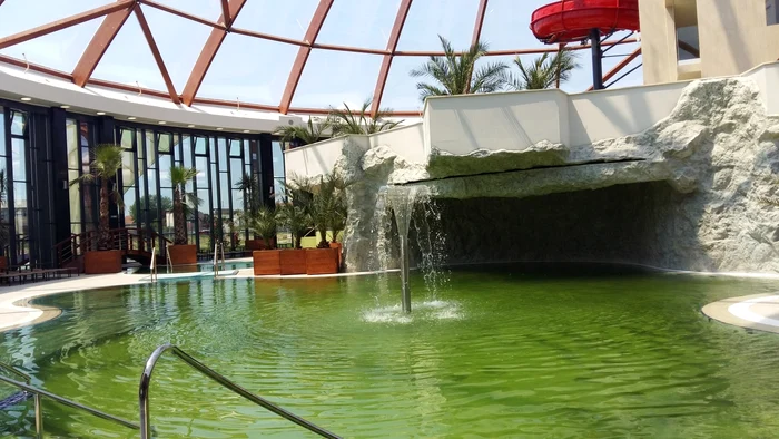 Parcul acvatic are 12 bazine interioare