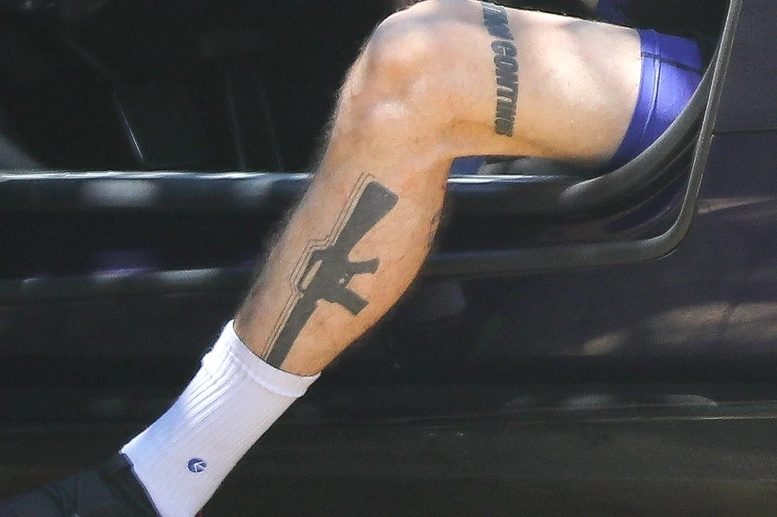 MGK are un tatuaj care ilustrează un pistol