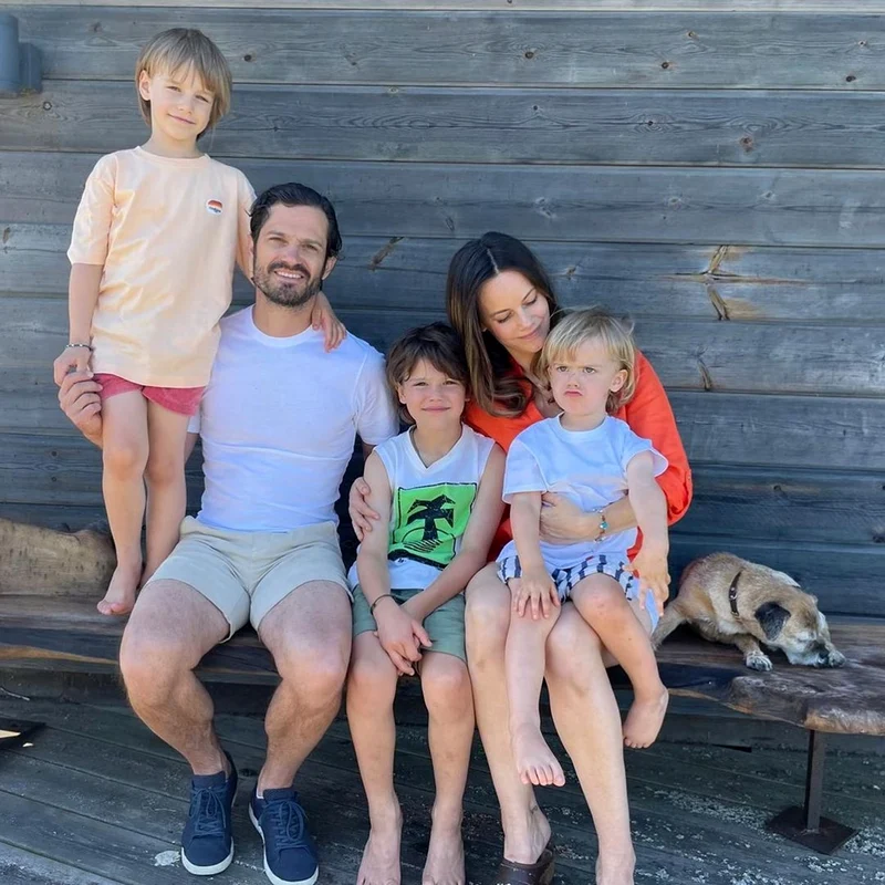 Prințul Carl Philip și Prințesa Sofia ai Suediei alături de copiii lor