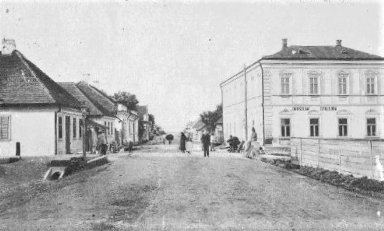 Strada din Teiuș cu hotelul „Leul” și sediul băncii „Isvorul” FOTO Facebook/ Turism de Altădată