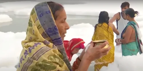 Spuma albă s-a format în ultima săptămână pe secţiuni ale râului Yamuna india foto captura video