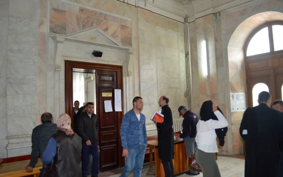 
    Judecătorii au decis ca cei şapte tineri care au violat o elevă până la leşin să rămână în libertate.Foto: Adevarul.ro  