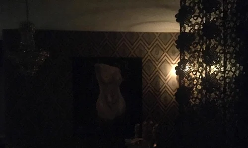 Pentru una din camere, Mihaela Rădulescu a ales perdele negre din dantelă jpeg