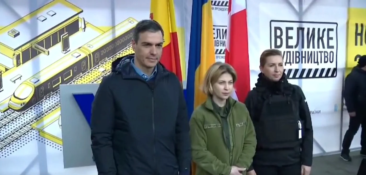 Pedro Sanchez şi Mette Frederiksen (prima din dreapta), în vizită la Kiev Captură Twitter