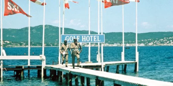 Cea mai mare parte a acţiunii celor şase filme se petrece în exoticul oraş Saint Tropez de pe Coasta de Azur