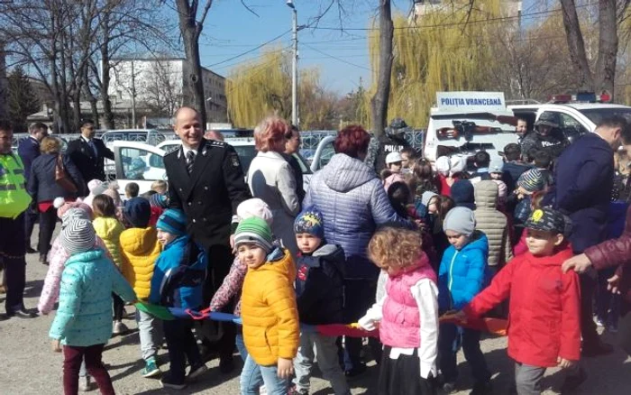 Poliţiştii s-au simţit bine între copii