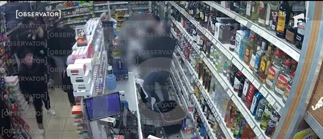 Un magazin din Londra a fost devastat în mai puțin de 30 de secunde de un grup de români. FOTO: Observator