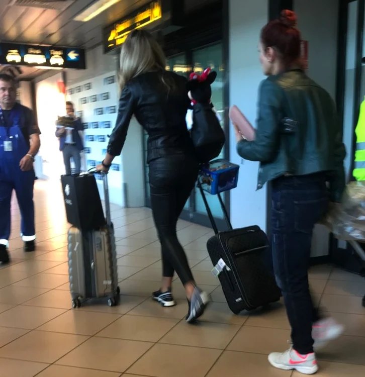 Îmbrăcată sport şi cu chipul ascuns în spatele unei perechi mari de ochelari de soare, Bianca a atras toate privirile trecătorilor