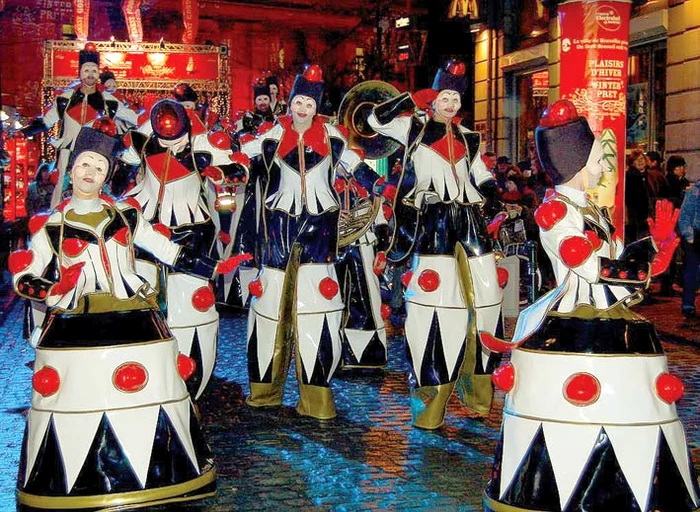 
    The Brigade of Tricks sau invazia jucăriilor în mărime naturală pe străzile Capitalei  