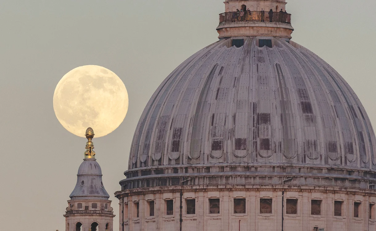 Imagine de vis pe cerul Londrei, Luna surprinsă în spatele Catedralei Sf. Paul