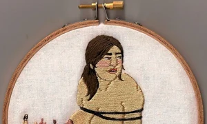 Alaine Varrone spune că scoate bani din broderiile cu tentă erotică  jpeg