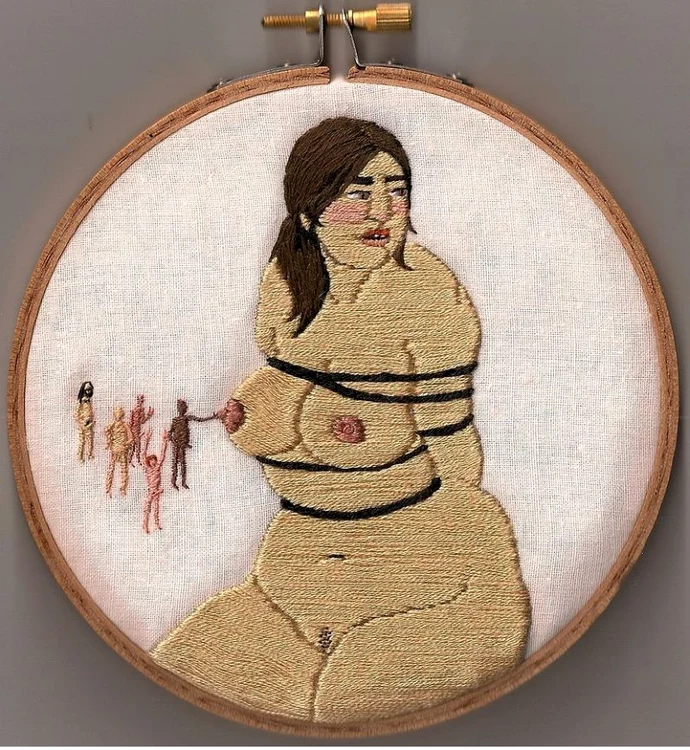 Alaine Varrone spune că scoate bani din broderiile cu tentă erotică.