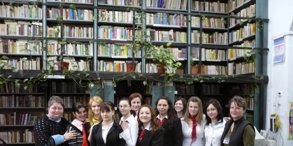 Tinerii au văzut cum lucrează angajaţii de la Biblioteca Judeţeană