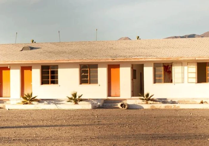 Privește cu atenție în dreapta imaginii, prin geamul spart