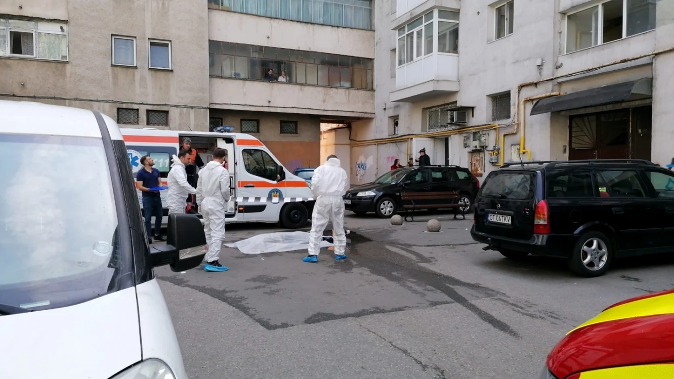 Bărbatul s-a aruncat de la etajul al patrulea al blocului în care locuia FOTO arhivă Adevărul