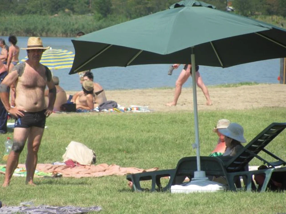 Vârstnicii din toată ţara vin să facă plajă în Amara FOTO: M.S.