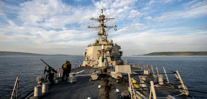 Distrugătorul american   USS Donald Cook (DDG 75) intrând în Marea Neagră pentru o misiune de rutină FOTO U.S. Navy / Mass Communication Specialist Seaman Edward Guttierrez III