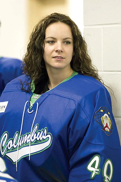 E dublă campioană olimpică Cum Shannon Szabados se căleşte în competiţie cu bărbaţii, nu e de mirare că jucătoarea canadiană face parte din naţionala feminină a ţării sale. Palmaresul ei e unul impresionant, Shannon fiind dublă campioană olimpică, în 2010