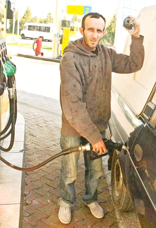 Radu Toma alimentează lunar cu aproximativ 200 de litri de motorină. De mâine, va plăti mai mult cu aproape cu 100 de lei (foto: roberto sălceanu)