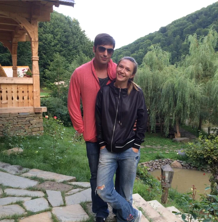 Adela Popescu alături de cei doi câini ai săi, Ciu şi PacoFoto Facebook
