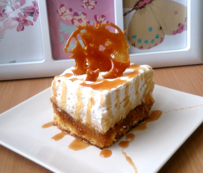 Prăjitură cu mango caramelizat, cremă de vanilie și frișcă