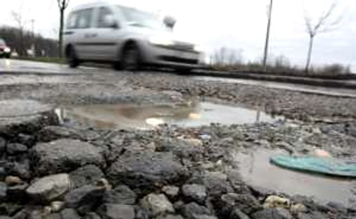 Gropile din oraş sunt la fel ca mari ca şi craterele de pe Lună