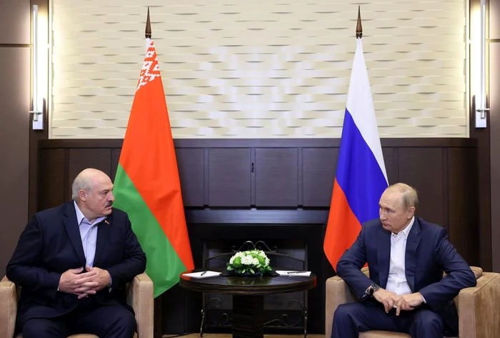 Dictatorul Belarusului, Aleksandr Lukașenko (stânga), primit de Vladimir Putin la Soci FOTO EPA-EFE