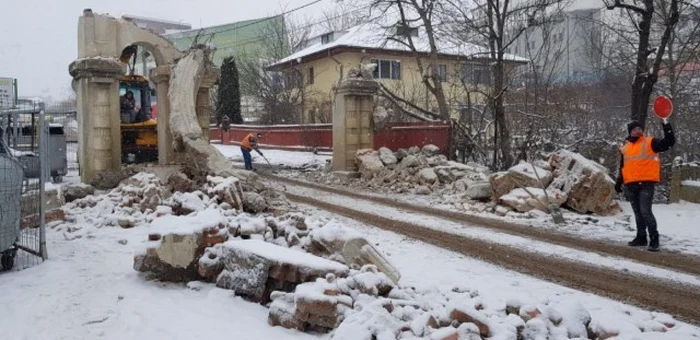 Poarta de acces în Cimitirul evreiesc din Păcurarir a fost distrusă FOTO Ziarul de Iasi