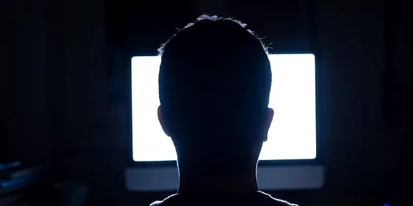 minor cu spatele foto Shutterstock jpg