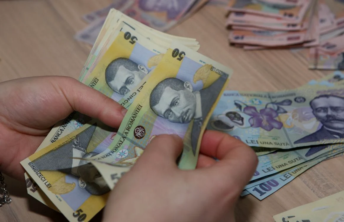 Deficitul bugetar a scăzut uşor faţă de aceeaşi perioadă a anului trecut