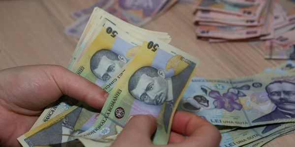 Deficitul bugetar a scăzut uşor faţă de aceeaşi perioadă a anului trecut