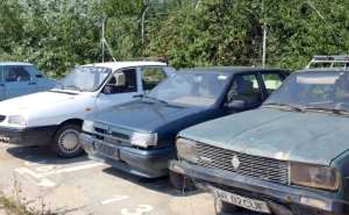 Primăria a ridicat deja 26 de maşini uitate prin parcările din oraş. Foto: Adevărul