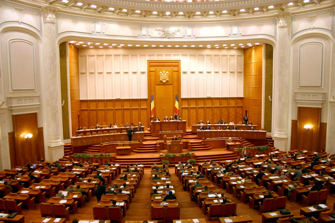 Deputaţii au adoptat legea lustraţiei