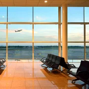 Părinții și au abandonat copilul într un aeroport spaniol jpg