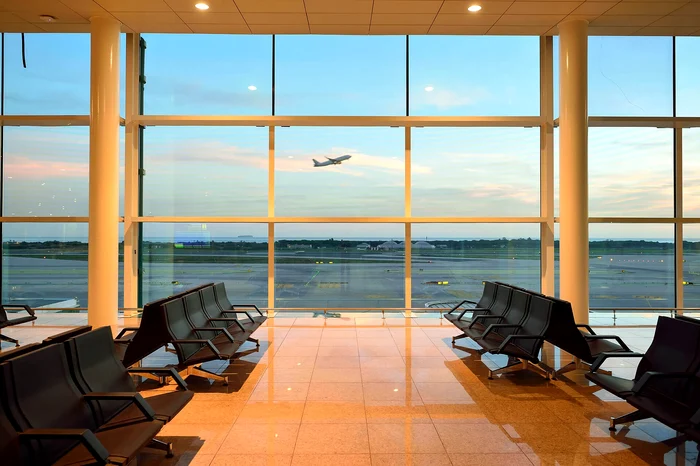 VIDEO Copil de 10 ani abandonat în aeroport de propriii părinți. Avea pașaportul expirat, iar ai lui nu au vrut să rateze vacanța