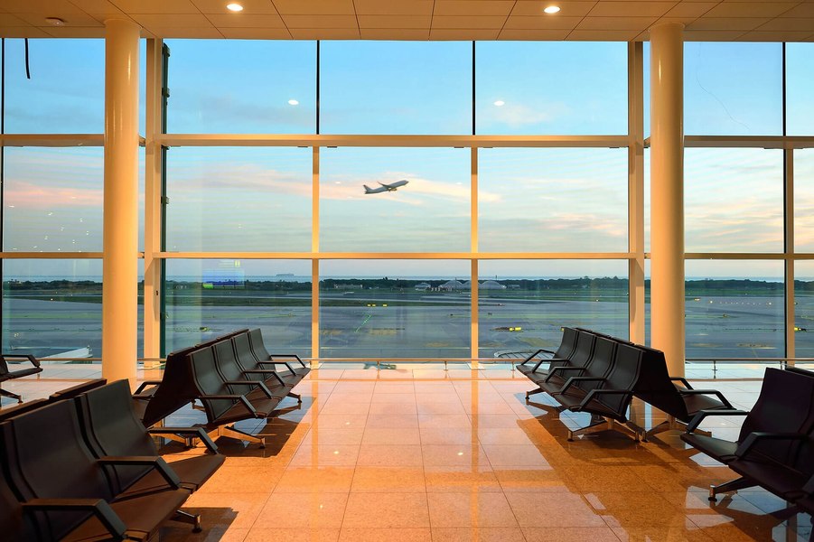 Copil de 10 ani abandonat în aeroport de propriii părinți. Avea pașaportul expirat, iar ai lui nu au vrut să rateze vacanța
