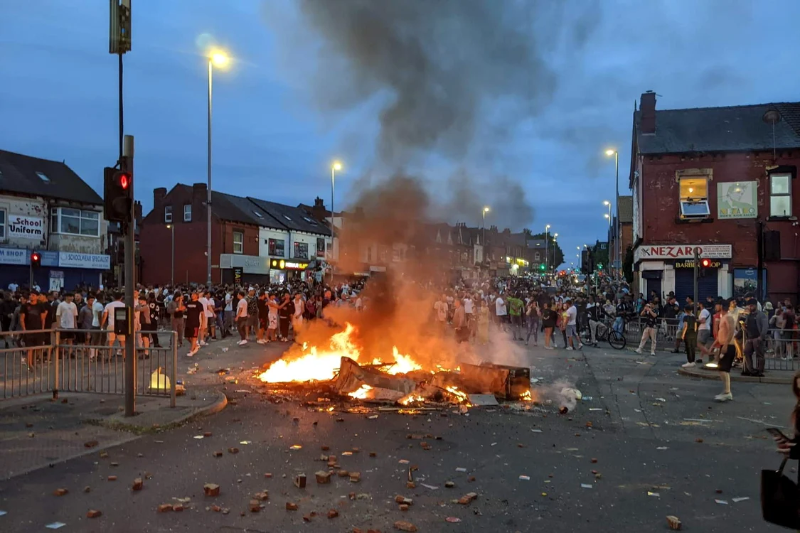 Românii incendiază o mașină de poliție în Leeds. FOTO profimedia 
