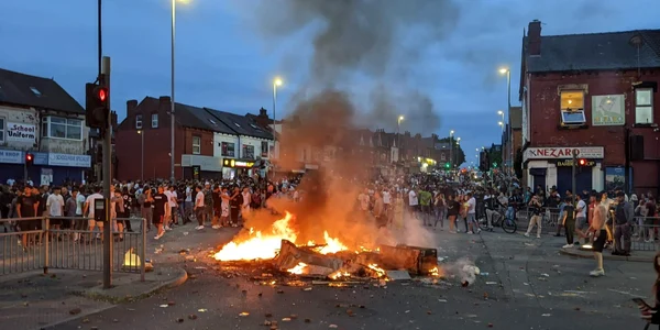 romanii incendiază o mașină de poliție leeds FOTO profimedia 0890711743 jpg