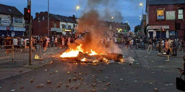 romanii incendiază o mașină de poliție leeds FOTO profimedia 0890711743 jpg