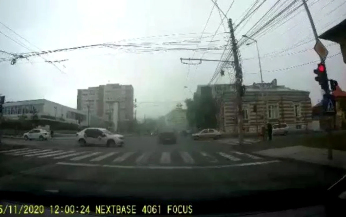 Şoferul a pătruns în intersecţie, ignorând culoarea roşie a semaforului FOTO captură video
