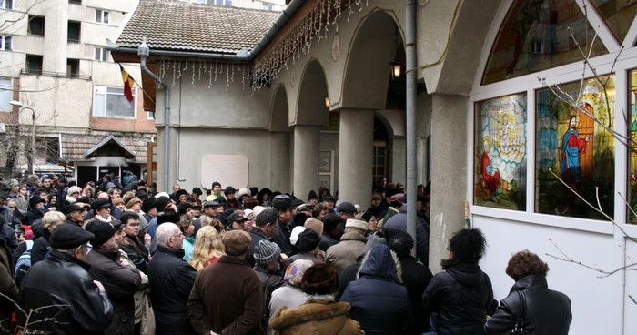 Sute de reşiţeni au luat cu asalt bisericile.