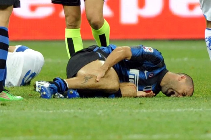 
    Samuel şi-a făcut praf genunchiul (foto: AFP)  