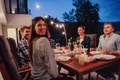 oameni la masa shutterstock jpg