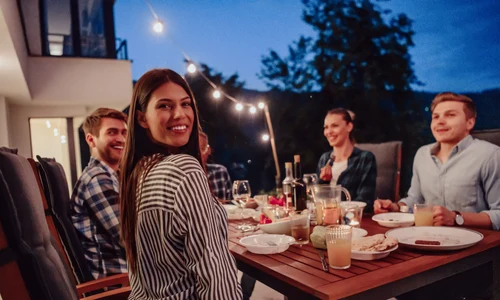 oameni la masa shutterstock jpg