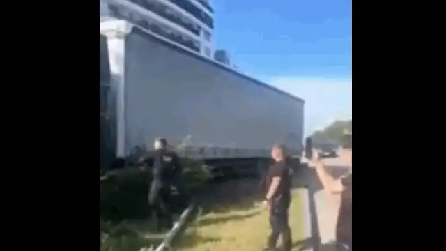 Șoferul de TIR care a provocat accidentul din Constanța, tratat cu cruzime de poliția locală. Lovit cu piciorul și stropit cu spray lacrimogen