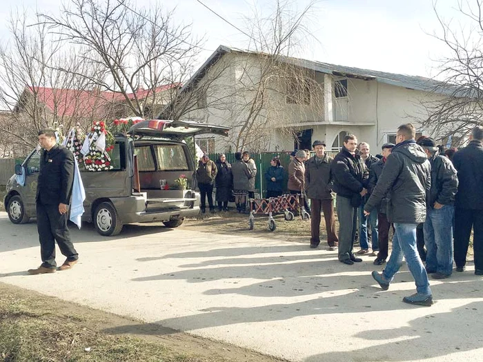 Zeci de săteni din Mănești au venit la funeraliile lui Lucian Uţă