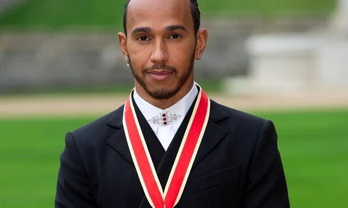 1 lewis hamilton si facut cavaler de printul charles 2 jpg jpeg