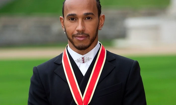 1 lewis hamilton si facut cavaler de printul charles 2 jpg jpeg