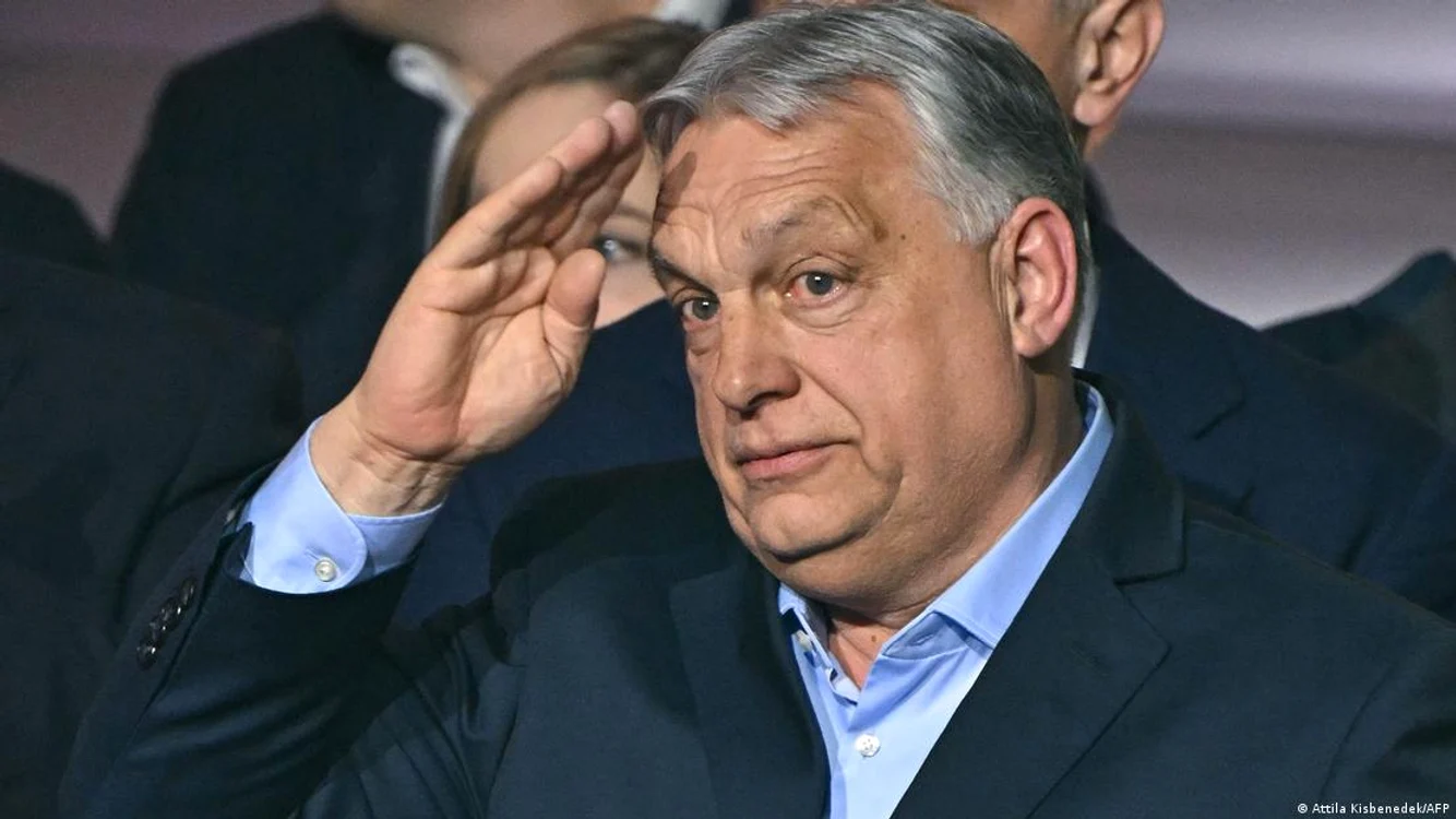 Viktor Orban salutându-şi simpatizanţii pe 12 aprilie, după înfrângerea la urne
